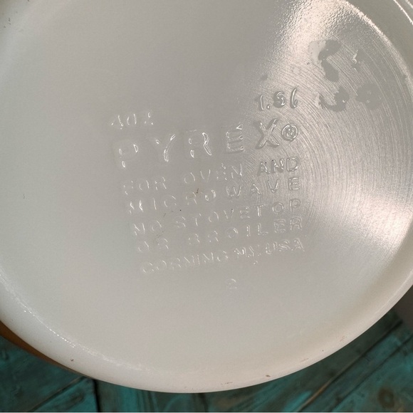 Vintage Woodland Tan Pyrex Mixing Bowl 1.5 Qt. - Picture 9 of 10